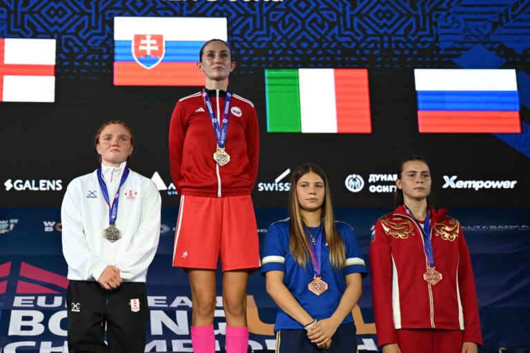 Karolína Kollárová na najvyššom stupni víťazov ME U19 so zlatou medailou