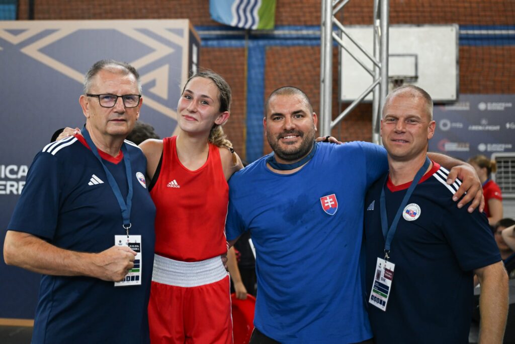 Karolína Kollárová s trénermi slovenskej reprezentácie po víťaznom zápase
