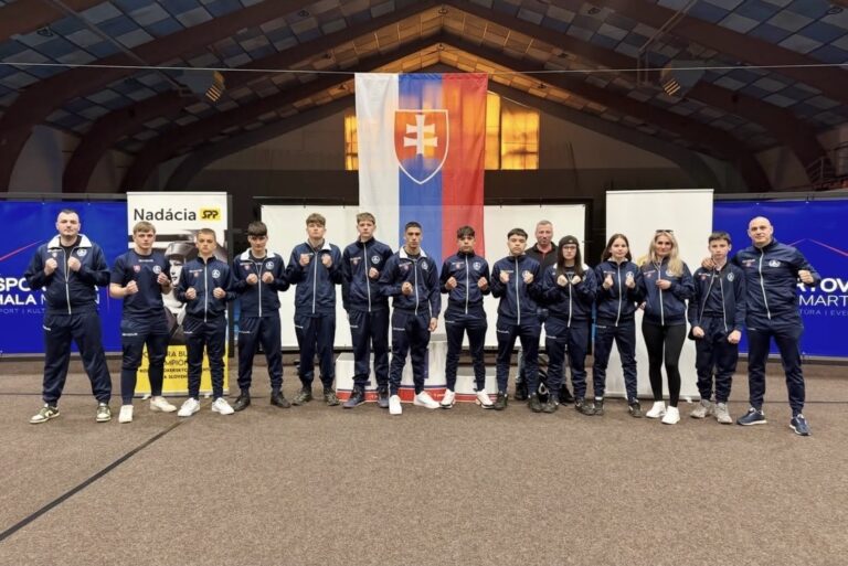 Výprava boxerov pred slovenskou vlajkou a bannerom Nadácie SPP v Martine