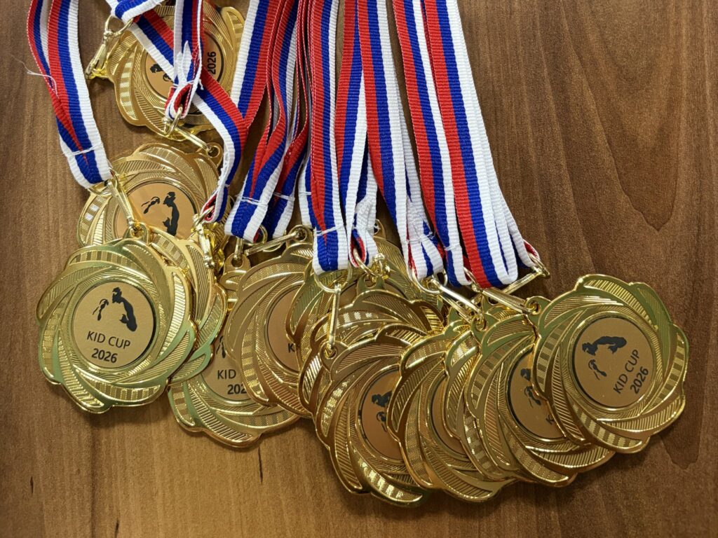 Zlaté medaily s nápisom KID CUP 2026 na stuhách v slovenských farbách
