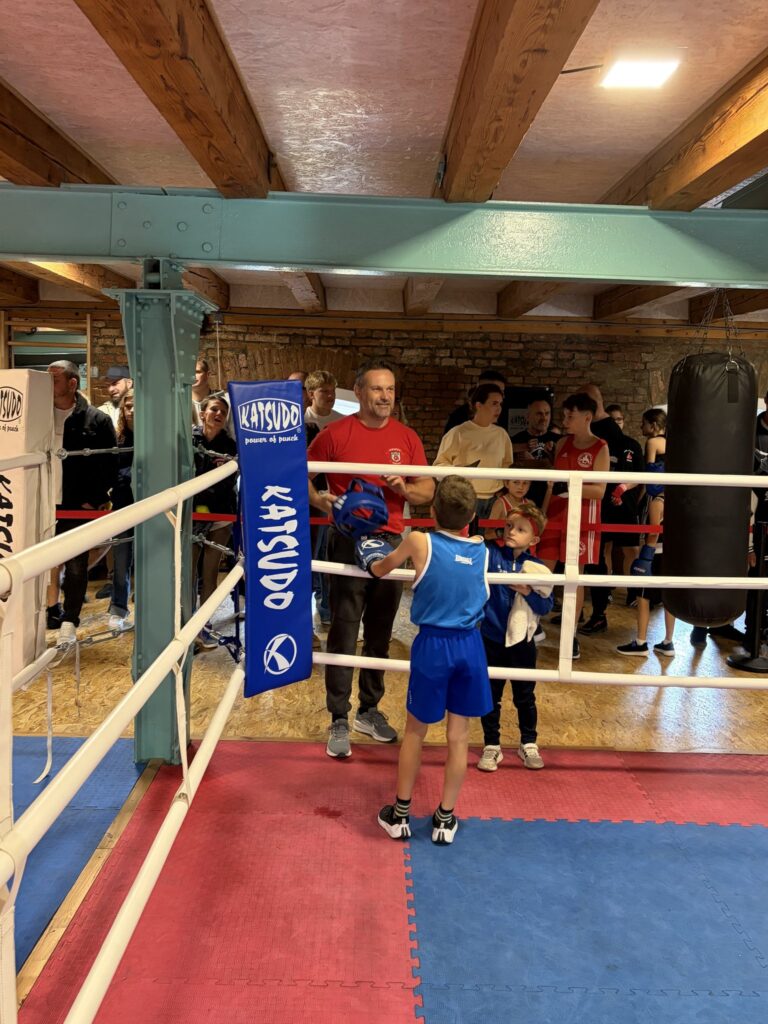 Mladý boxer v modrom drese v rohu ringu