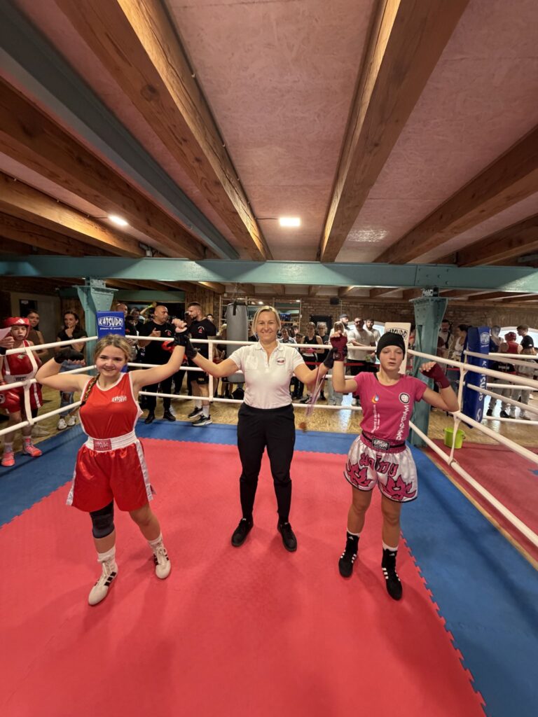 Rozhodkyňa a dvojica boxerov po zápase