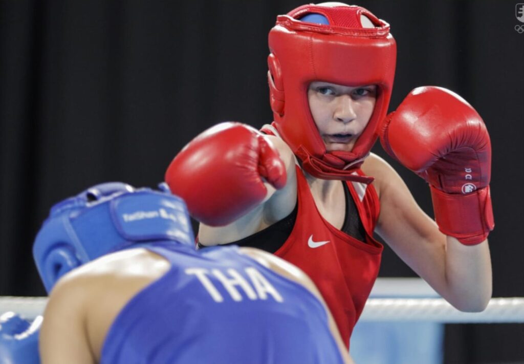 Jessica Triebeľová v červenom počas zápasu so súperkou z Thajska